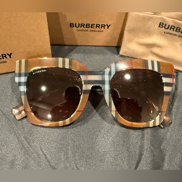 Burberry Kitty BE4364 396713 Sunglasses. NWOT & FULL INCLUSION - Picture 4 of 16